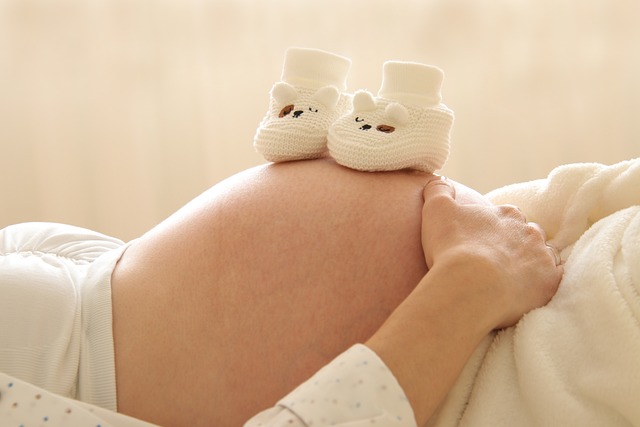Gravid kvinna med svullna ben som kan vara ett symptom på åderbråck i underlivet